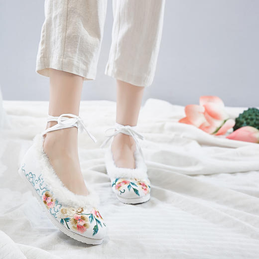 XQ-花间小兔精绣汉服洛丽塔lilita兔毛滚边秋冬款软平底绣花布鞋 商品图3