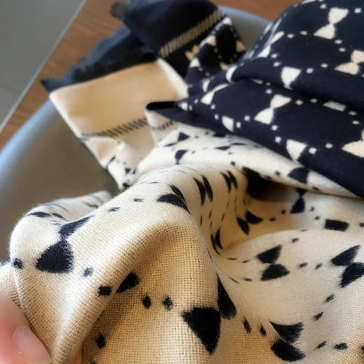 GS-882566秋冬新款蝴蝶结双面围巾 商品图3