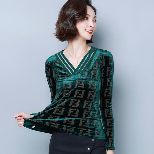 KQL E001M3407丝绒烫钻V领印花大码小衫 商品图2
