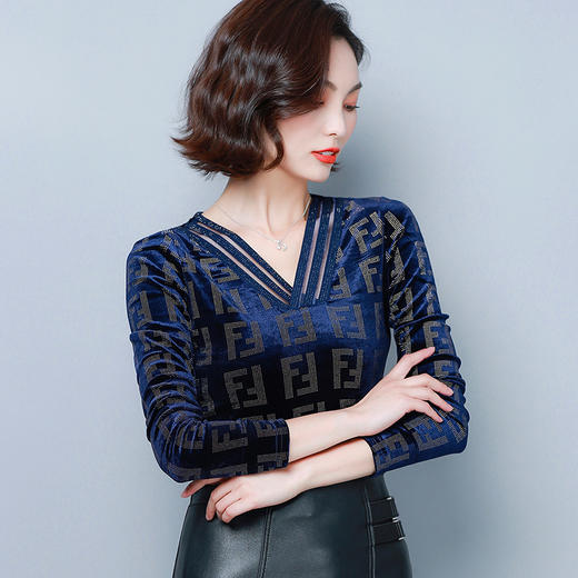 KQL E001M3407丝绒烫钻V领印花大码小衫 商品图1