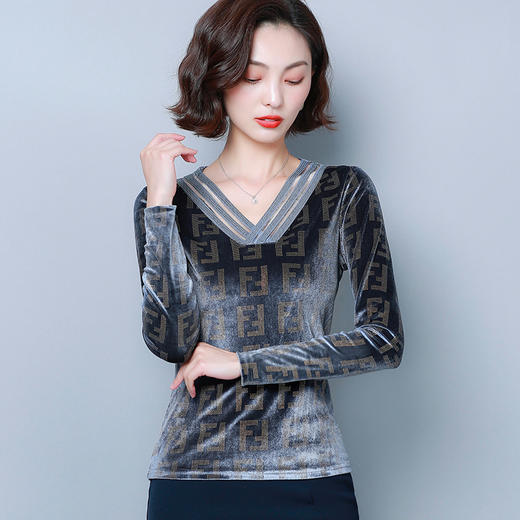 KQL E001M3407丝绒烫钻V领印花大码小衫 商品图4