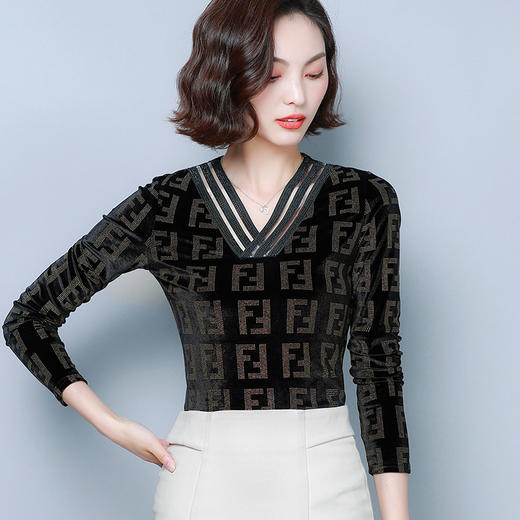 KQL E001M3407丝绒烫钻V领印花大码小衫 商品图3