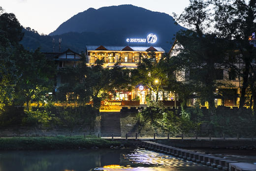 【眉山洪雅-17舍河畔·泳池温泉酒店】来柳江古镇，住东南亚风格轻奢不浮华的温泉泳池酒店！ 商品图0