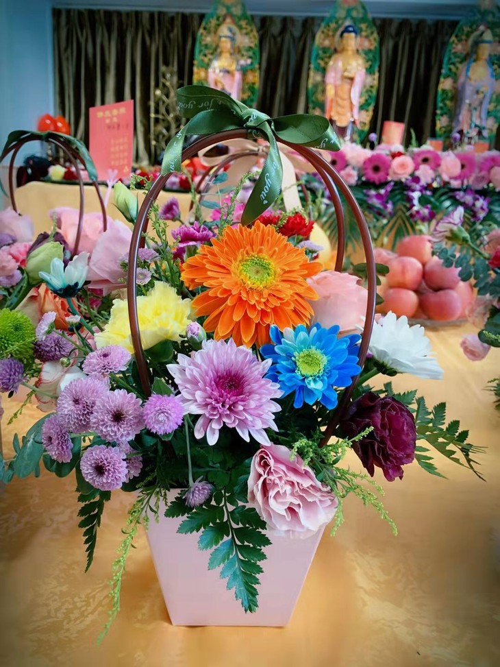 药师佛圣诞佛前供平安花灯万事满愿花进行中