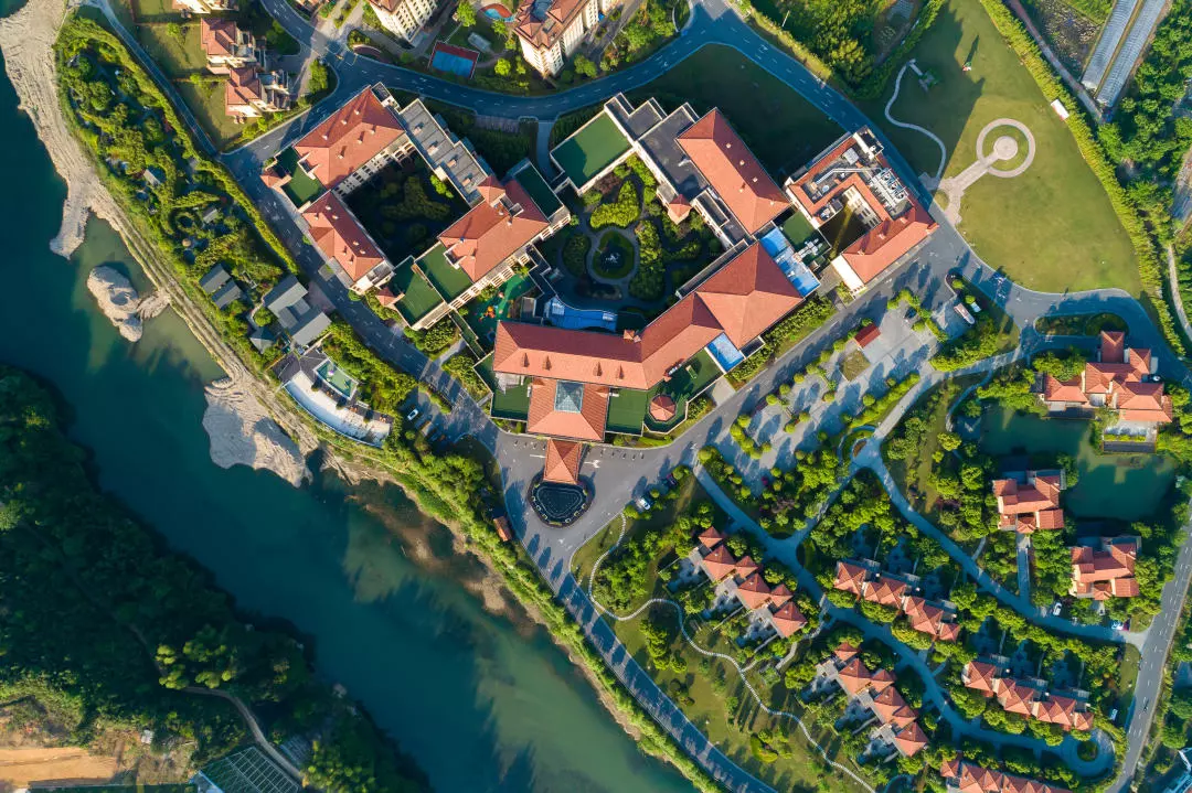 ★周末不加价★￥799起/2间夜【安吉君澜度假酒店】享田园房+早餐+黄汤鱼头套餐，萌宠/儿童乐园多种玩乐，占地百亩的仙境度假村！另有单晚/家庭房/三居别墅套餐可选，有效期至2025年12月30日