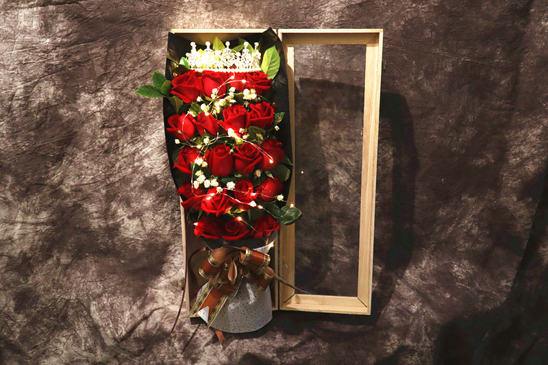 皇冠版19支玫瑰木盒精品礼盒