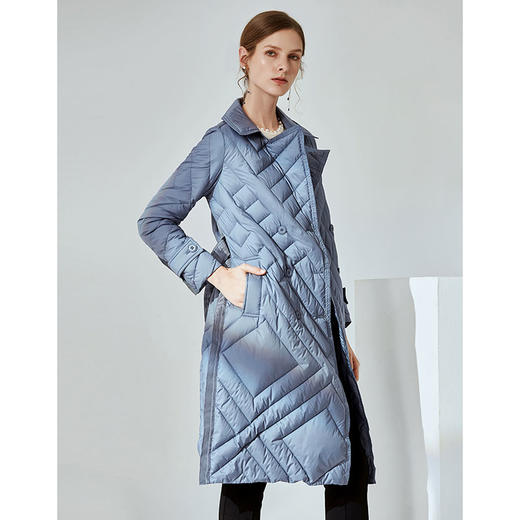 EITIE爱特爱冬季时尚翻领个性格纹轻薄羽绒服女中长款6011703 商品图2