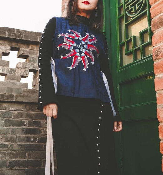 刺绣锦鲤团簇银丝带香云纱蓝马甲 商品图0