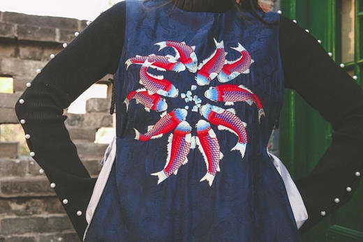 刺绣锦鲤团簇银丝带香云纱蓝马甲 商品图1