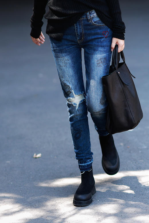 n7011韩版洋气磨色破洞印花显瘦百搭低腰直筒牛仔裤女2019新款米兰