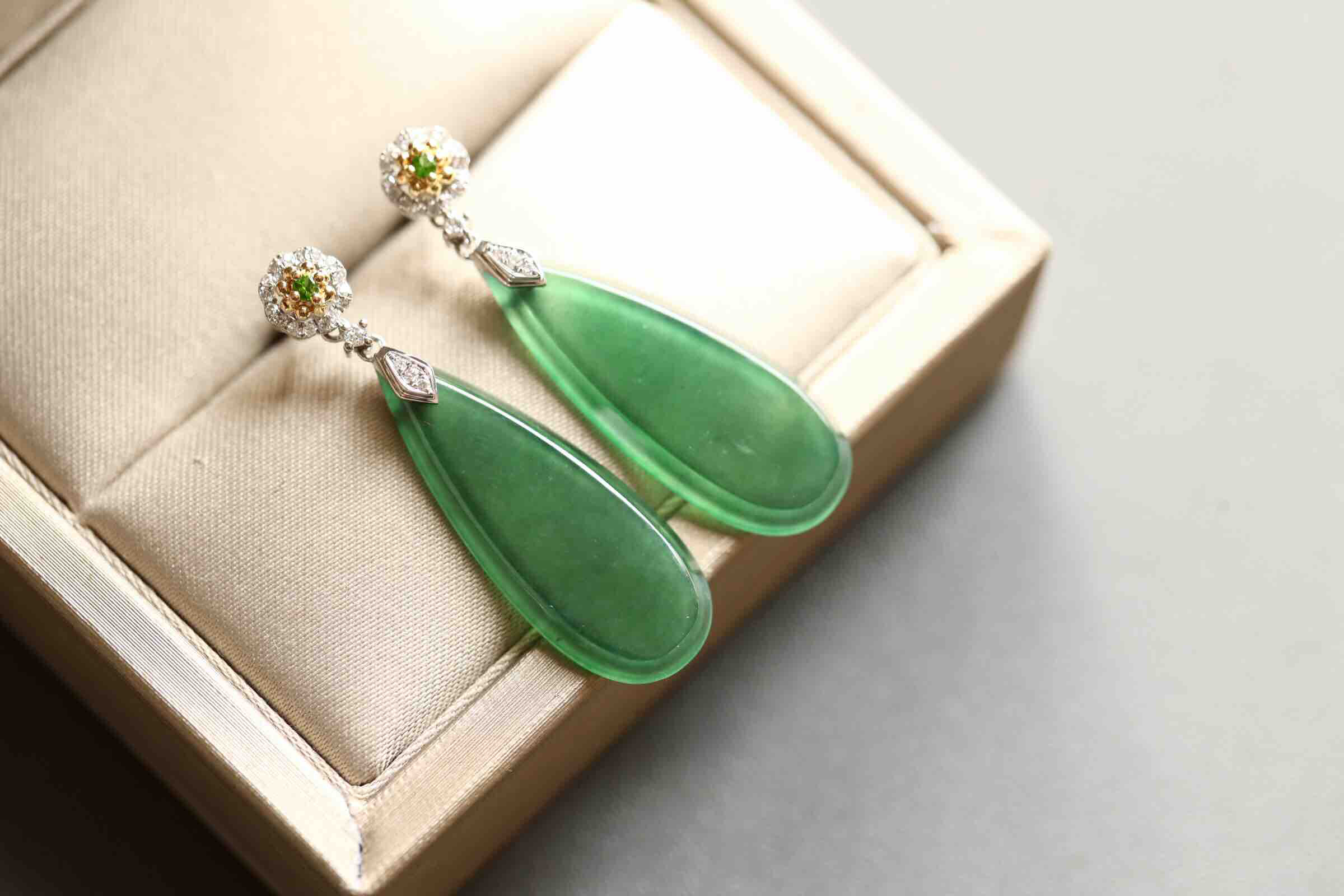 冰种湖水绿翡翠大水滴耳坠18k白金钻石镶嵌