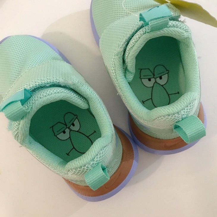 点此购买耐克海绵宝宝联名儿童魔术贴运动鞋u134248