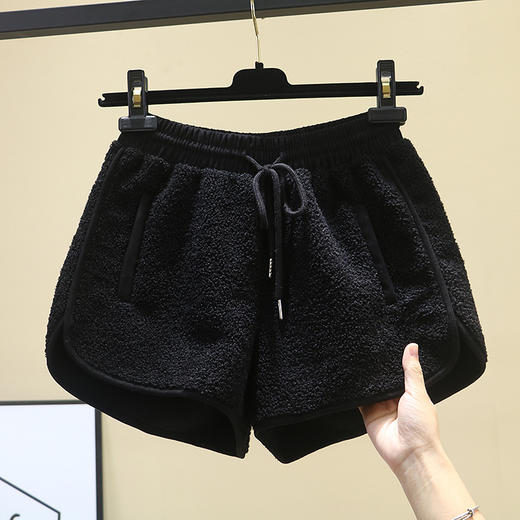 QXYC-羊羔毛抽绳松紧腰皮毛一体短裤 商品图3
