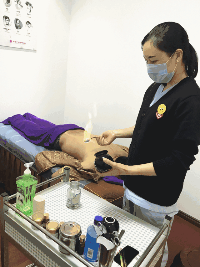 针灸泥泥灸的产品主要是中草药成分有活血化瘀,驱寒祛湿的功效经典的