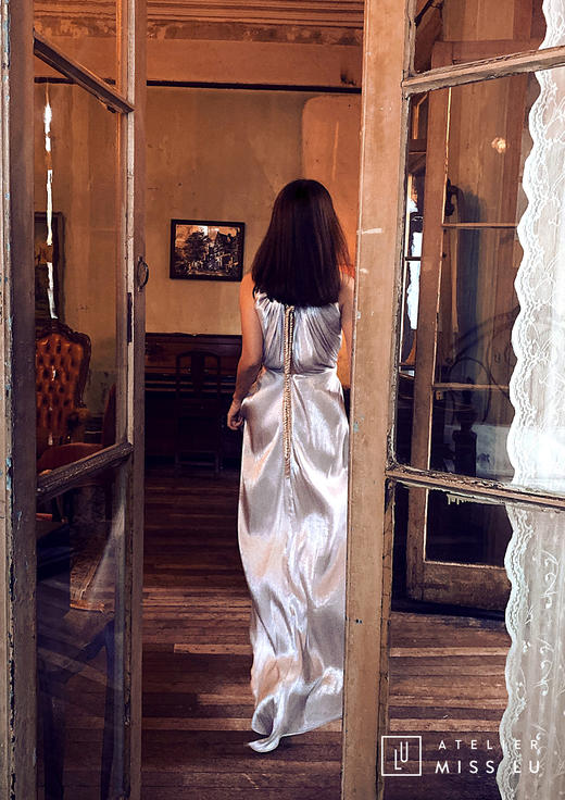 AtelierMissLu / Hecate-银白色带褶修身长款晚礼服背部装饰带 商品图1