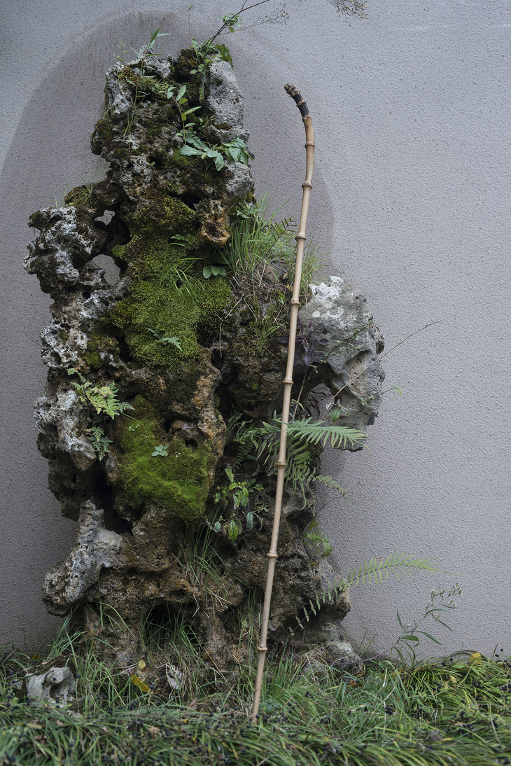 竹杖底部不耐磨,为增加使用寿命,特选用紫铜黄铜对竹杖底部进行包镶