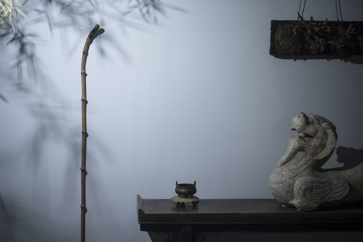 《史记·大宛传》载,张骞出使西域,"在大夏时,见邛竹杖,蜀布",说明在