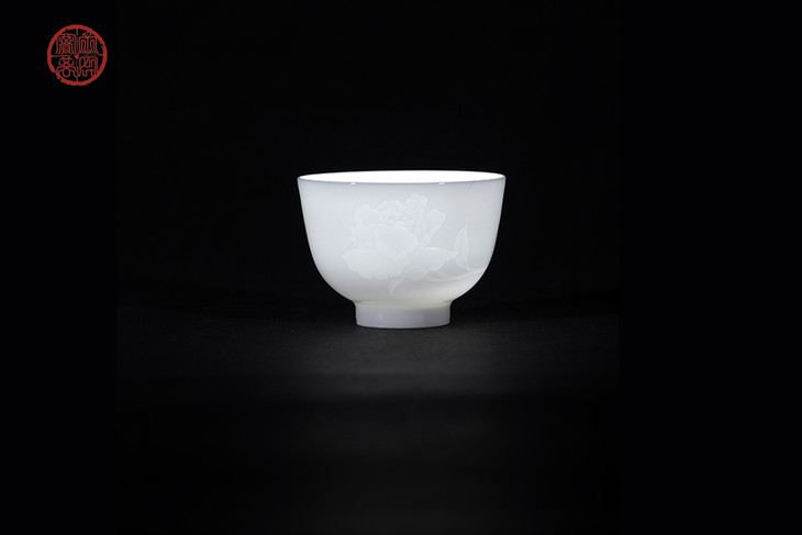 半刀泥,陶瓷刻花技法名称.景德镇称一边深一边浅的