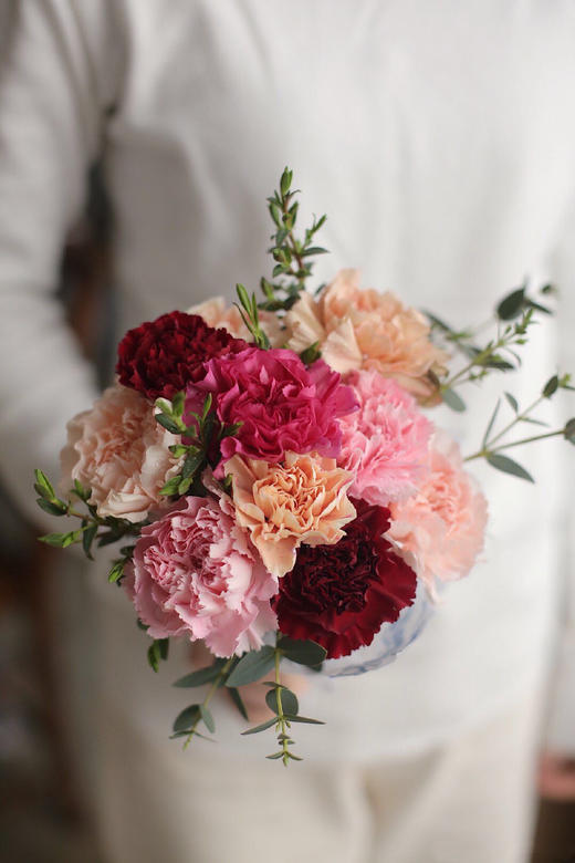 混色单头康乃馨15支细尤加利叶1支