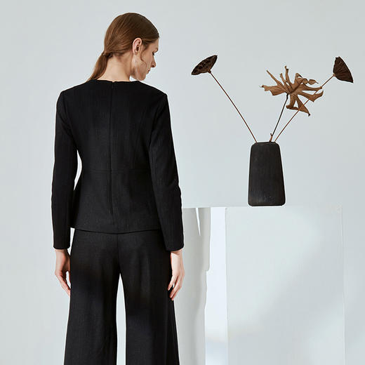 EITIE爱特爱春季新款时尚通勤职业V领收腰长袖T恤上衣女6013724 商品图3