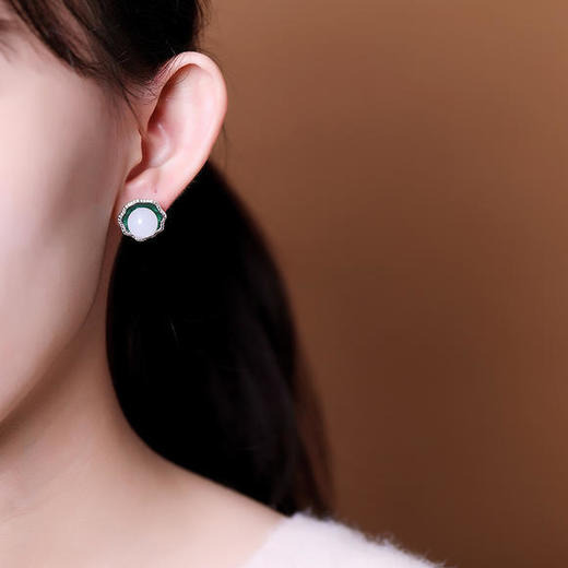 YL-001个性简约气质和田玉白玉荷花荷叶圆珠耳坠 商品图3