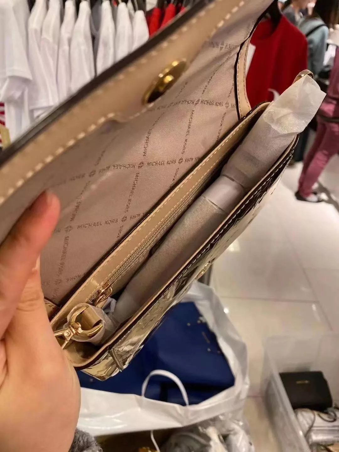 michael kors/mk 时尚金色漆皮压花翻盖斜挎包