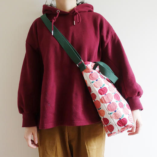 HUGOJIRO竖版手提斜挎包插画小苹果红 商品图1