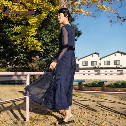 绣花真丝桑蚕丝显瘦中长款连衣裙生活在左2020春季女装新品藏青蓝