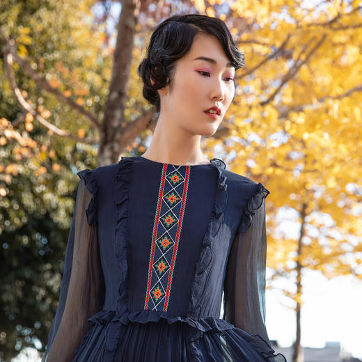 绣花真丝桑蚕丝显瘦中长款连衣裙生活在左2020春季女装新品藏青蓝