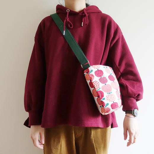HUGOJIRO中号斜挎包插画小苹果红 商品图1