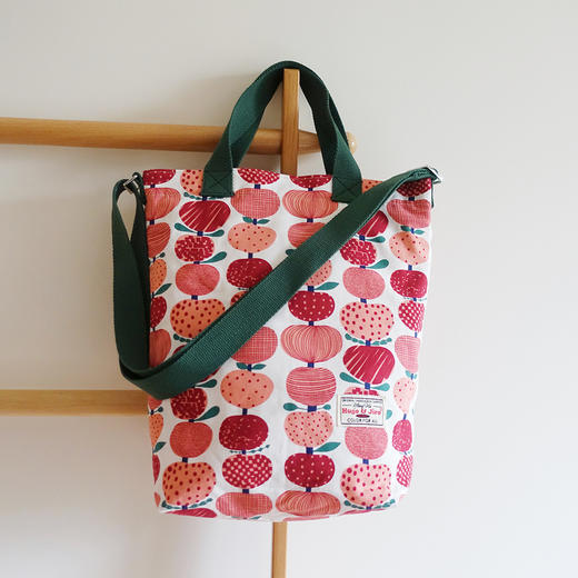 HUGOJIRO竖版手提斜挎包插画小苹果红 商品图0