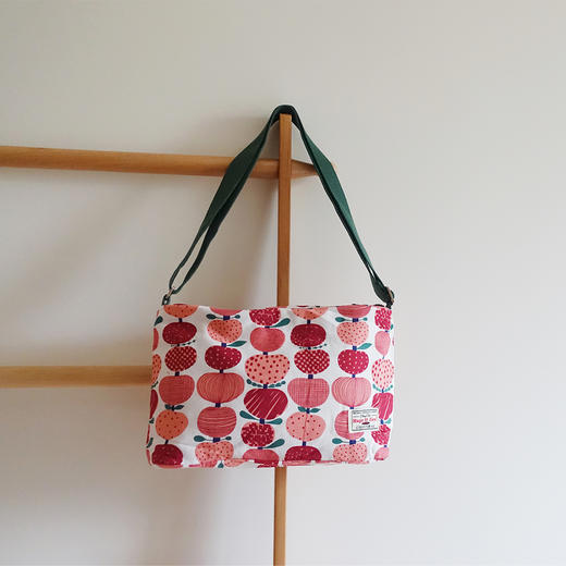 HUGOJIRO中号斜挎包插画小苹果红 商品图0