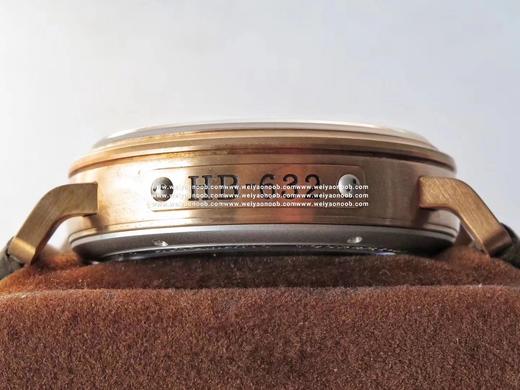 SV真li时飞行员系列，45毫米的表壳由青铜打造，表镜采用弧形双面防眩处理蓝宝石水晶，浅变绿色表盘上粗体阿拉伯数字时标和镀金琢面的指针上都覆有超级夜光物料。男士腕表，透底，自动机械机芯，皮表带‼️ 商品图11