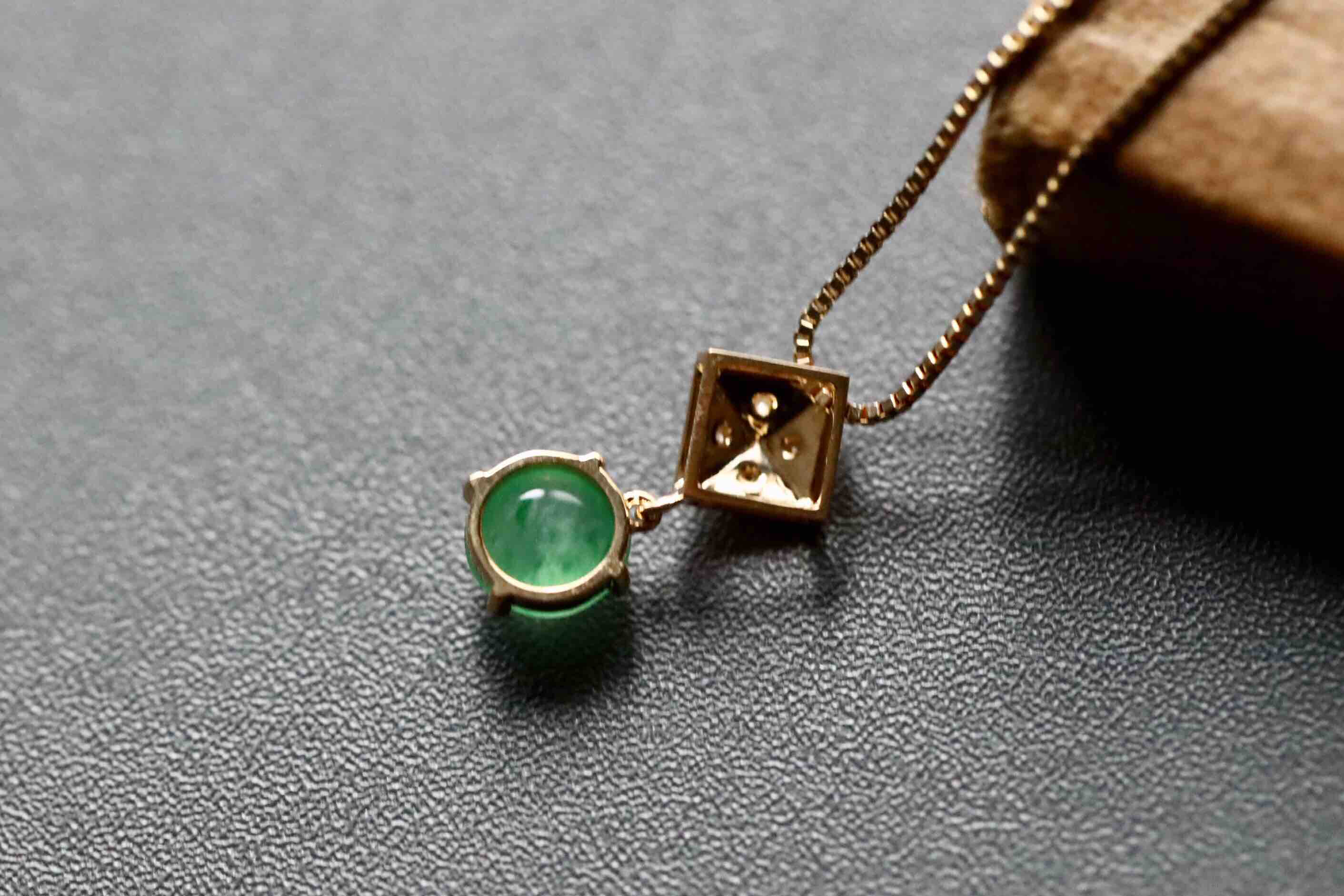 高冰种阳绿蛋面翡翠吊坠18k黄金钻石镶嵌