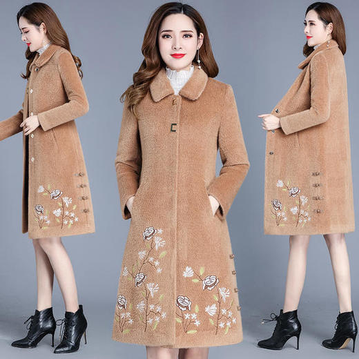 YW-XY19A38时尚修身显瘦绣花雪貂绒大衣 商品图3