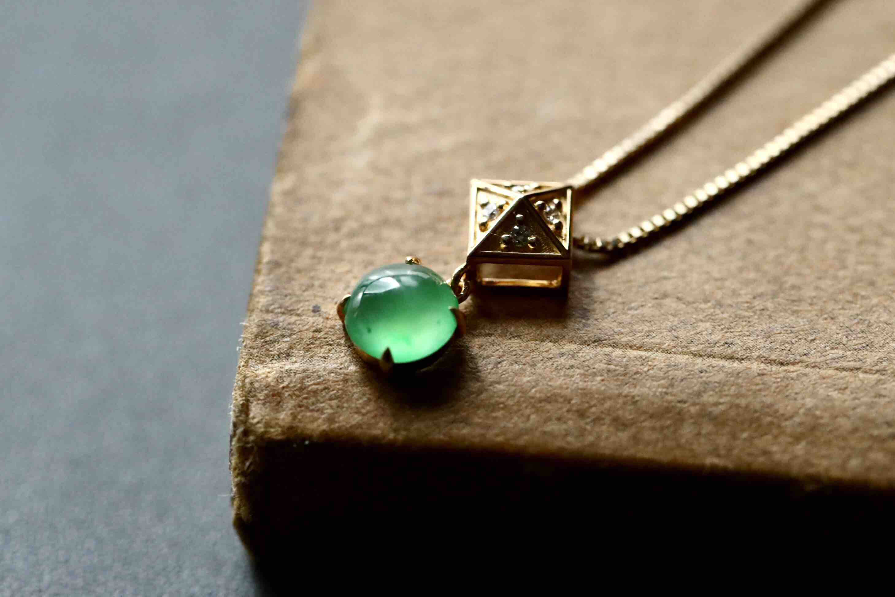高冰种阳绿蛋面翡翠吊坠18k黄金钻石镶嵌