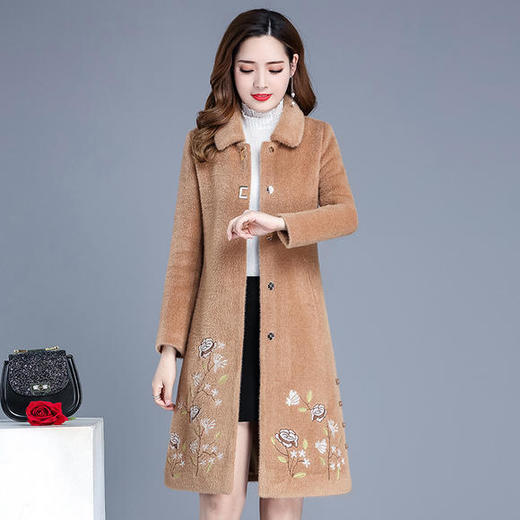 YW-XY19A38时尚修身显瘦绣花雪貂绒大衣 商品图1