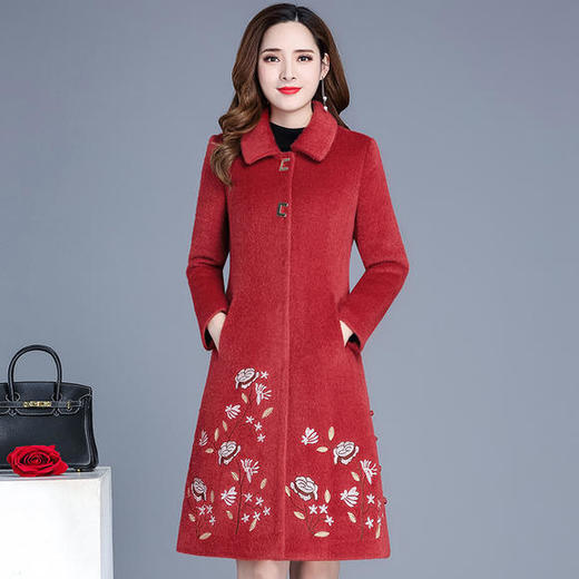 YW-XY19A38时尚修身显瘦绣花雪貂绒大衣 商品图4