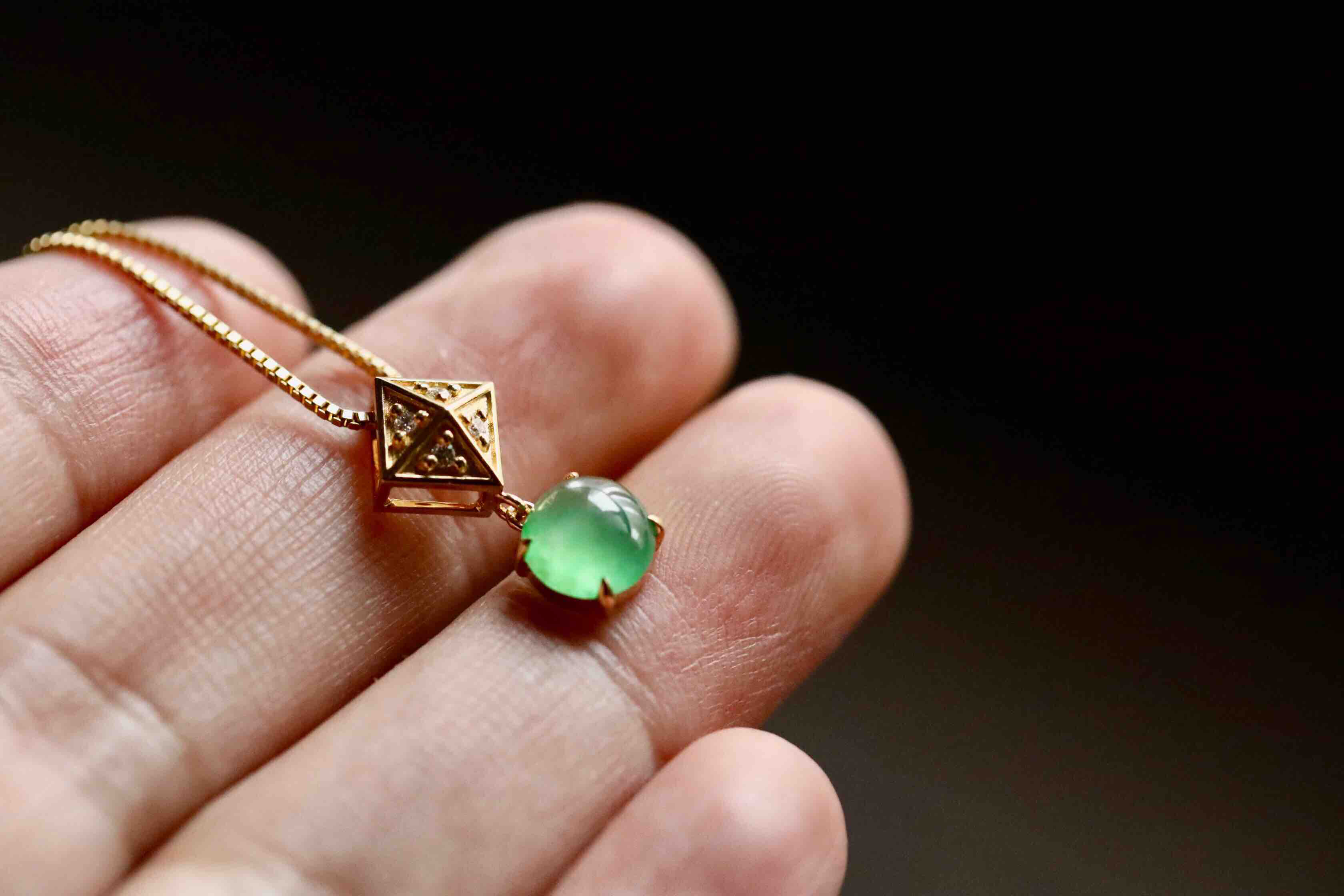 高冰种阳绿蛋面翡翠吊坠18k黄金钻石镶嵌