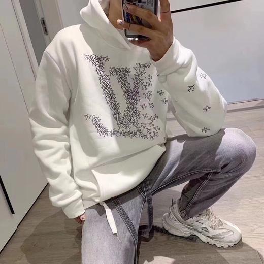 点此购买lv男女款白色小飞机加绒连帽卫衣ks135571