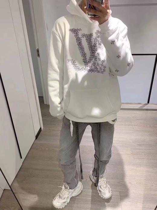 点此购买lv男女款白色小飞机加绒连帽卫衣ks135571