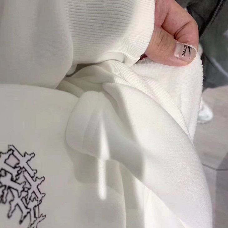 点此购买lv男女款白色小飞机加绒连帽卫衣ks135571