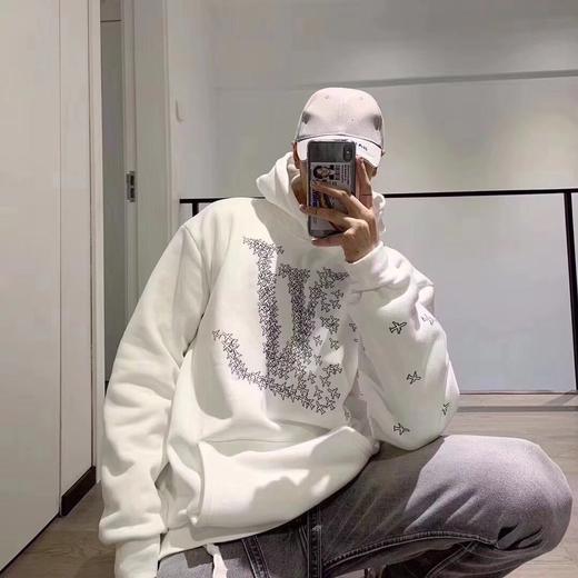 点此购买lv男女款白色小飞机加绒连帽卫衣ks135571