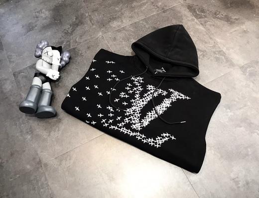 点此购买lv男女款黑色飞机加绒连帽卫衣ks135573