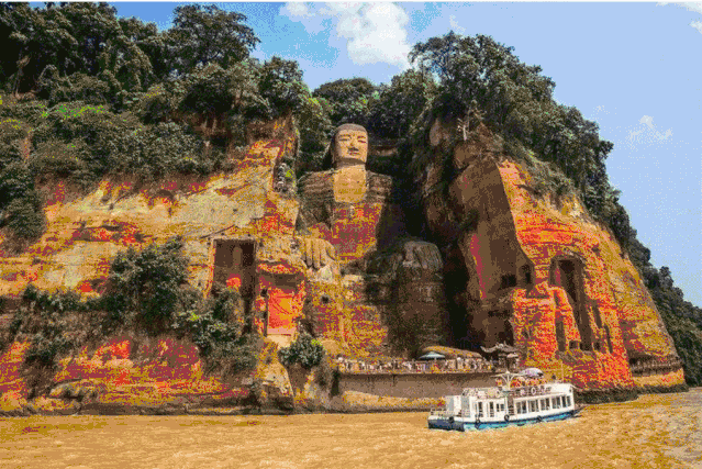 距离 乐山大佛仅 500米,八仙洞码头200米 坐落岷江边上 就有一处美丽