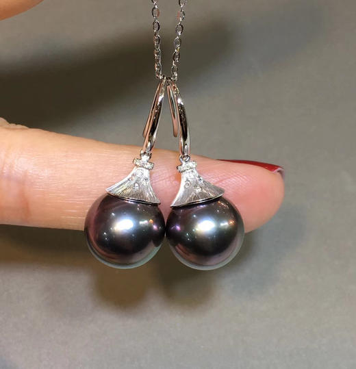 天然大溪地黑珍珠耳环18k金钻石镶嵌珠子1213正圆强光微瑕带紫光简单