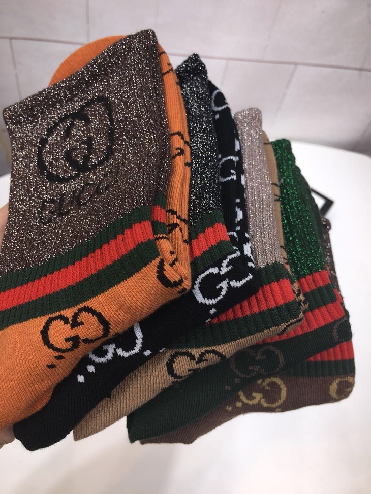 点此购买gucci女款双环满印金丝袜a豆135686