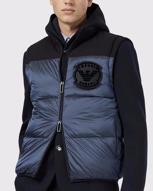 点此购买阿玛尼男士可拆式保暖羽绒服十一135704