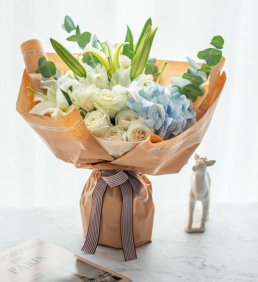 摩羯座守护花--白玫瑰9枝、蓝绣球1枝、白色香水百合2枝 商品图2