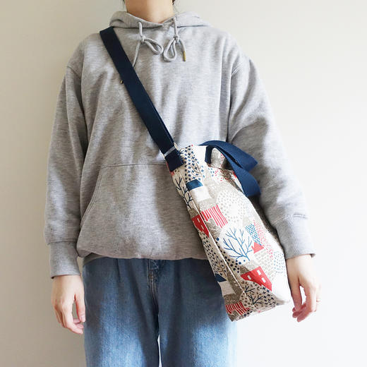 HUGOJIRO竖版手提斜挎包插画小村庄 商品图1